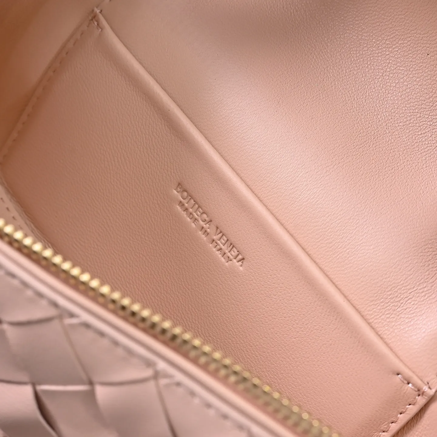Batch 1360 Bottega Veneta 24 spring and summer woven zipper crossbody bag. A crossbody bag that can be used as a cosmetic bag. The exquisite weaving and compact body are an indispensable accessory for the upcoming summer. The double zipper also better protects the bag. It has a large capacity. If you like it, don’t miss it. Style number: 9109 Size: 22*12.5*5cm